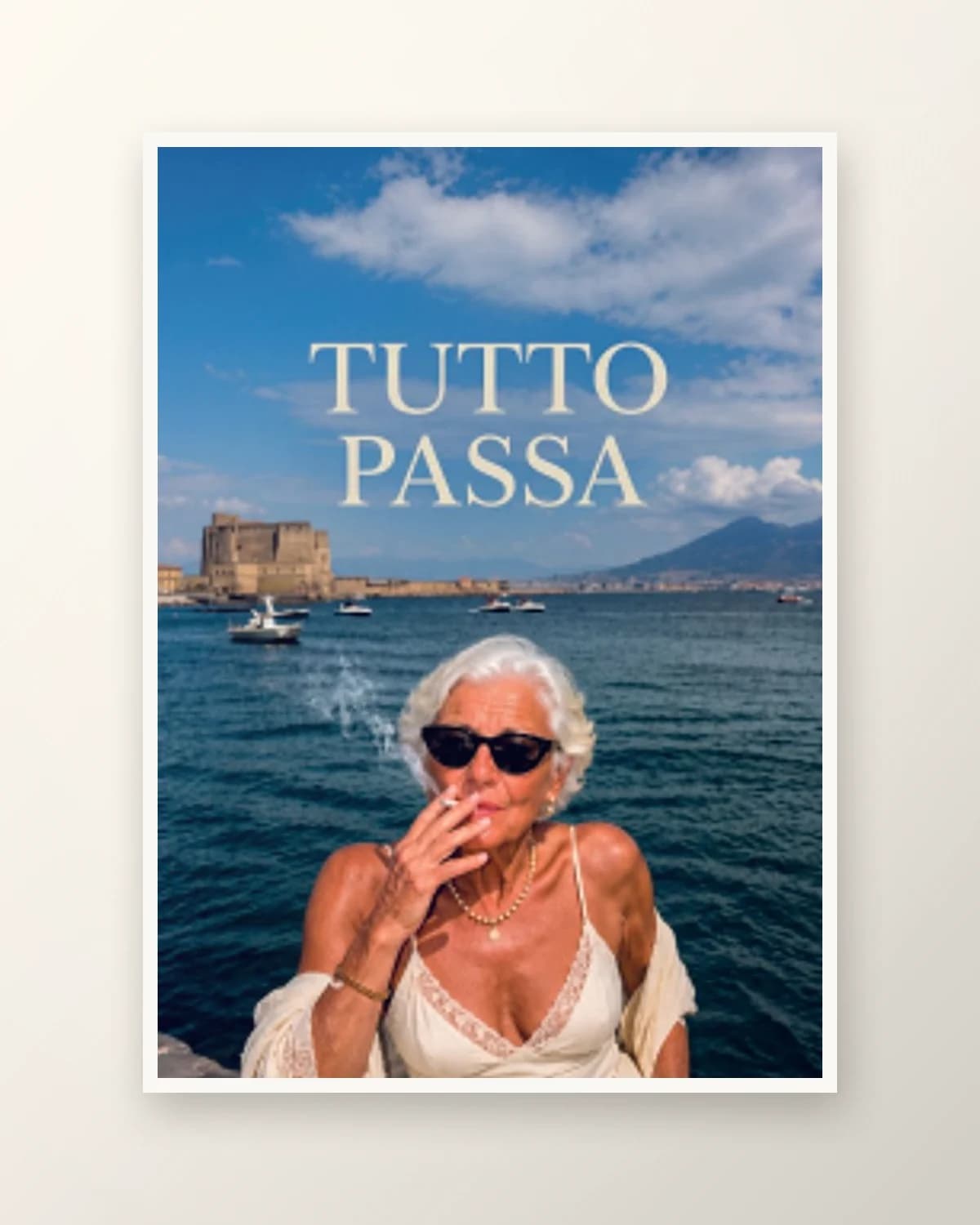 Tutto Passa — Her şey geçer, stil kalır! Deniz mavisi, güneş gözlükleri ve özgüven dolu bir duruş.